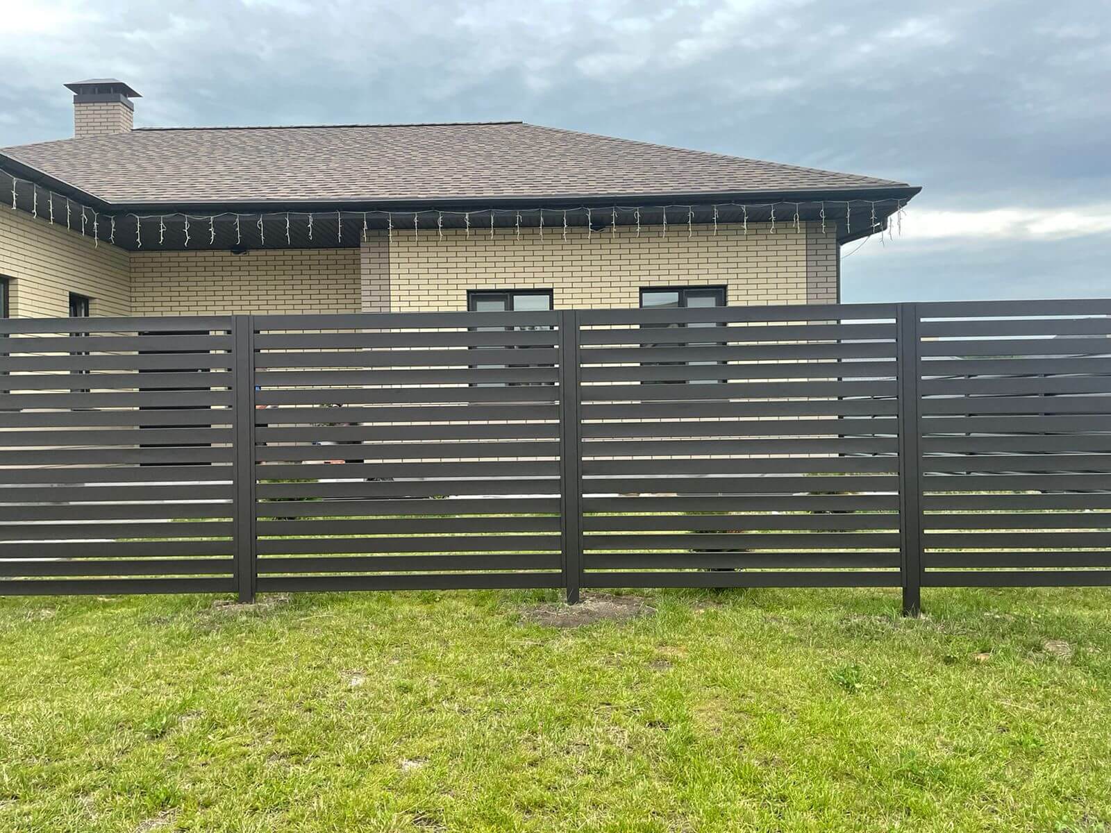 Забор из металлического планкена RAL8019 МАТТЕ фото4 в Нижнем Новгороде