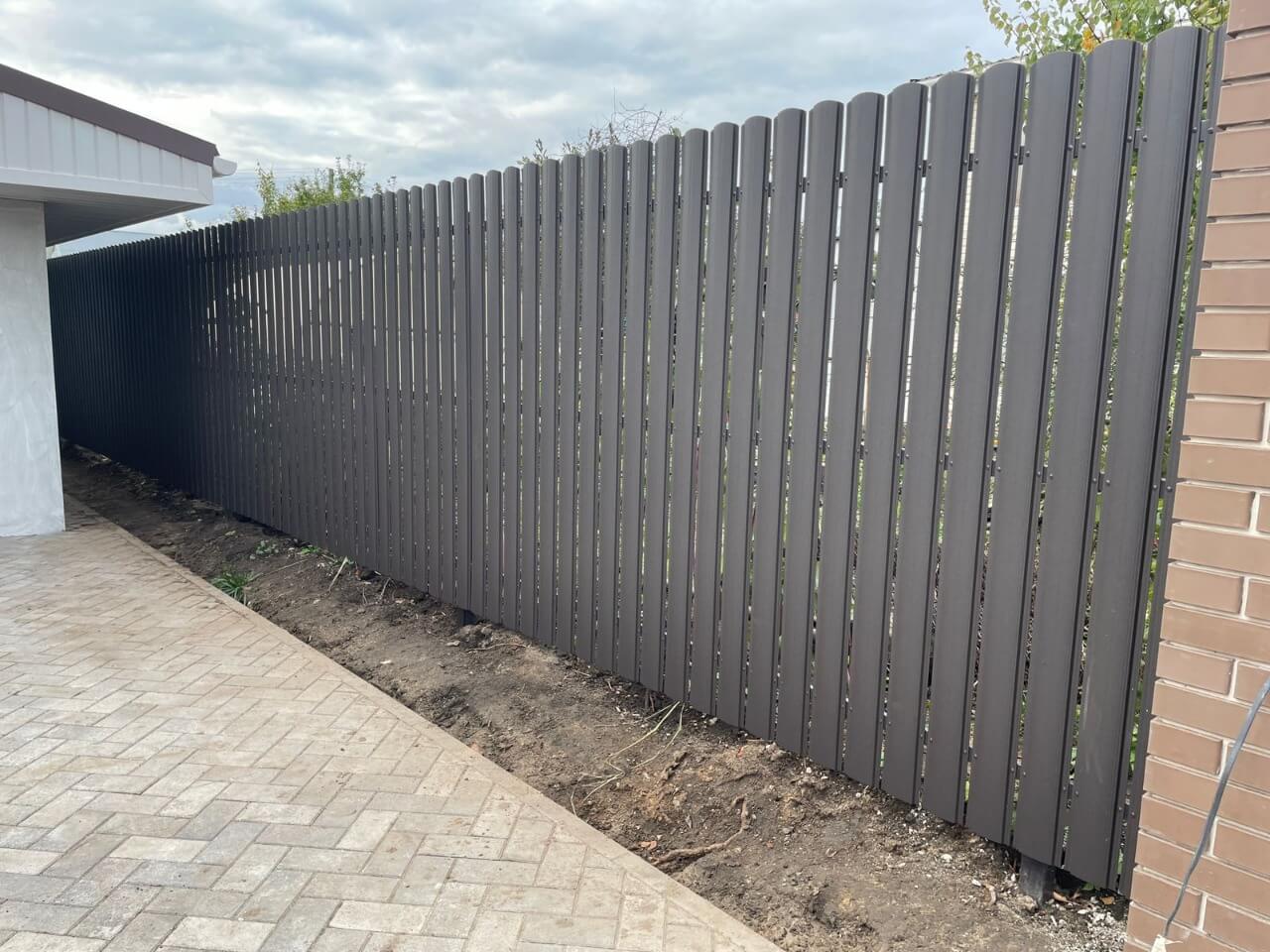 Забор из штакетника 61м RAL8019/8019 Темный Шоколад МАТТЕ фото1 в Нижнем Новгороде