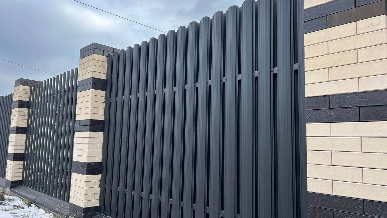 Забор из металлического штакетника RAL9005 Черный МАТТЕ фото 4 в Нижнем Новгороде