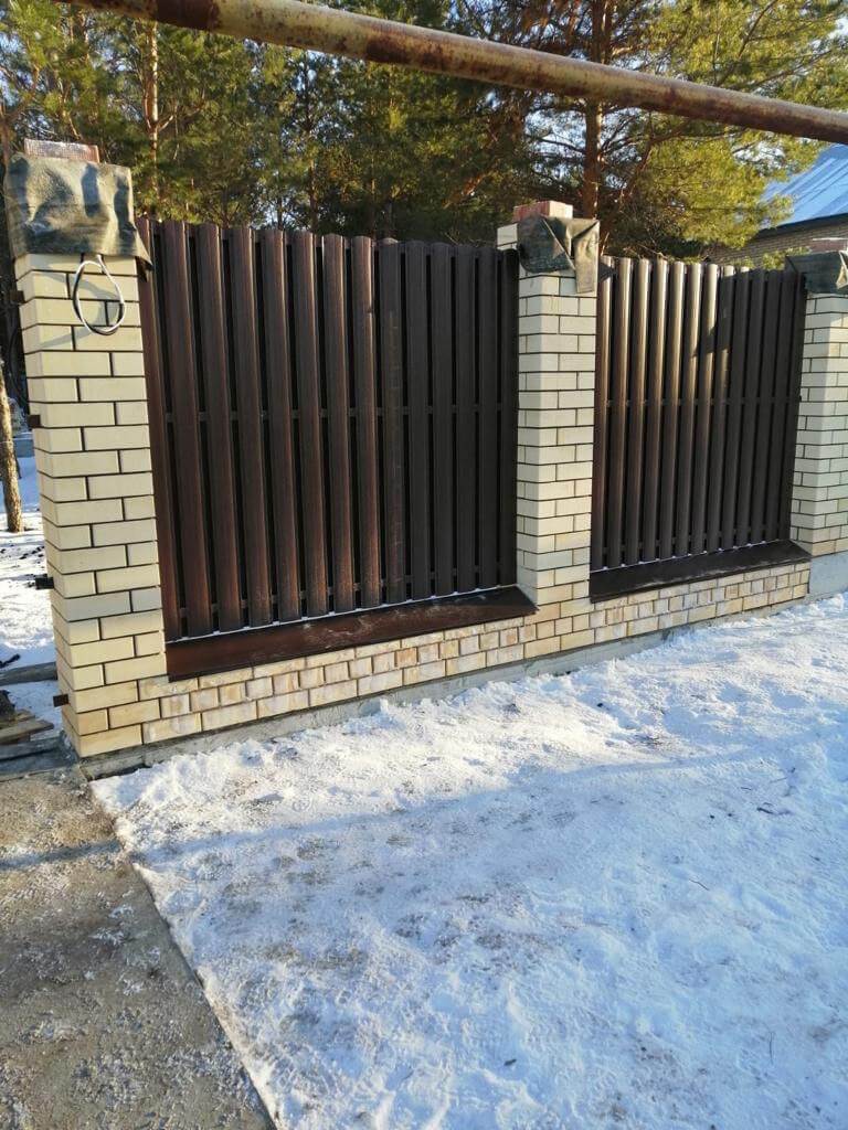 Забор из штакетника RAL8017 Шоколад фото1 в Нижнем Новгороде