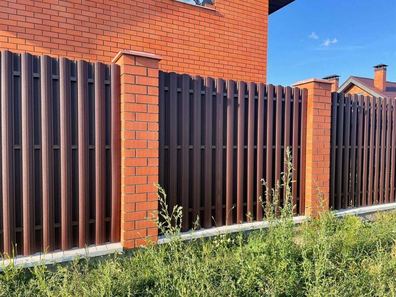 Забор из фигурного штакетника 23м RAL8017/8017 Шоколад двусторонний фото 3 в Нижнем Новгороде