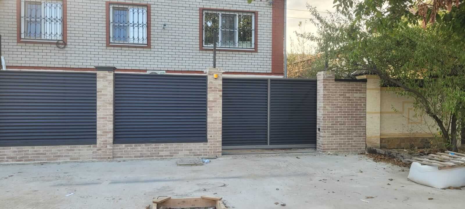 Забор-жалюзи с ламелями ЭКО-Z US усиленные 20м RAL7024/7024 Серый Графит двусторонний МАТТЕ фото 2 в Нижнем Новгороде