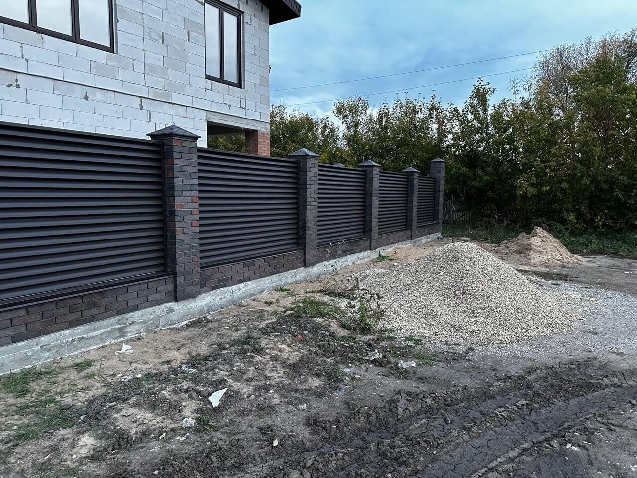 Забор из ламелей Еврожалюзи 38м RAL8019/8019 Темный Шоколад двусторонний MATTE фото 4 в Нижнем Новгороде