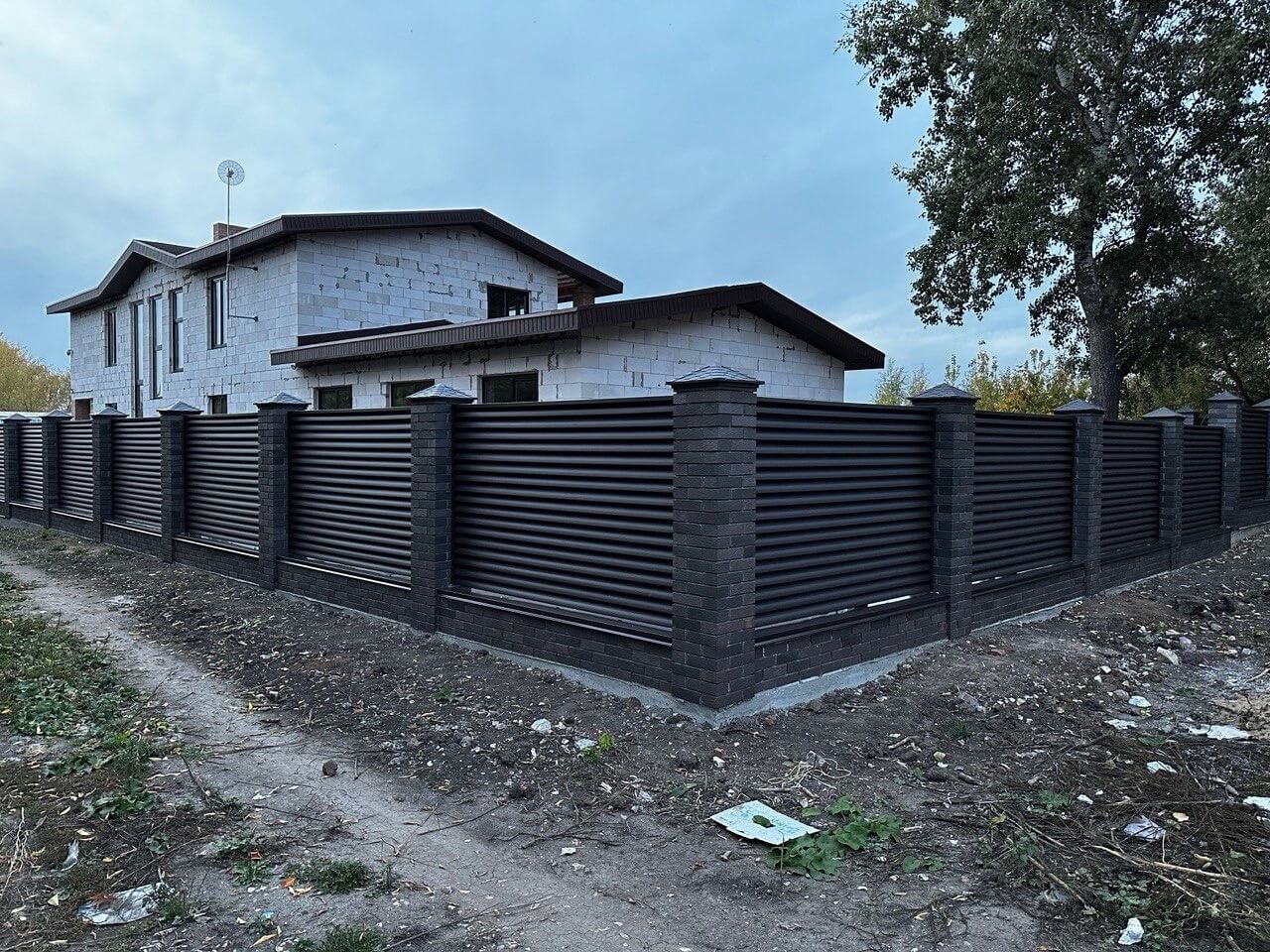 Забор из ламелей Еврожалюзи 38м RAL8019/8019 Темный Шоколад двусторонний MATTE фото 2 в Нижнем Новгороде