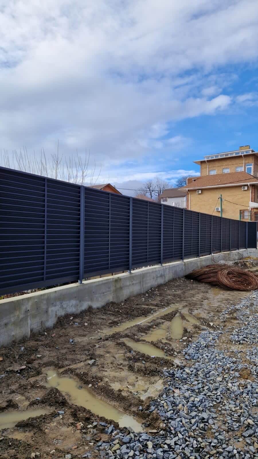 Забор-жалюзи из ламелей ЭКО-Z усиленных 87м RAL7024 Серый Графит матовый фото 6 в Нижнем Новгороде