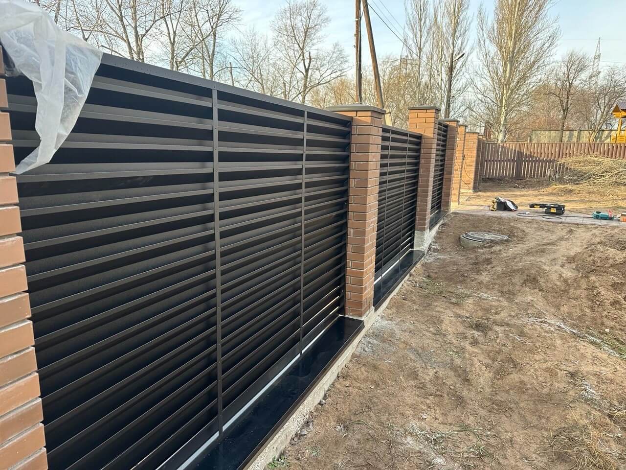 Забор-жалюзи из ламелей Хай-Тек 16м RAL9005/9005 Черный двусторонний МАТТЕ фото 1 в Нижнем Новгороде