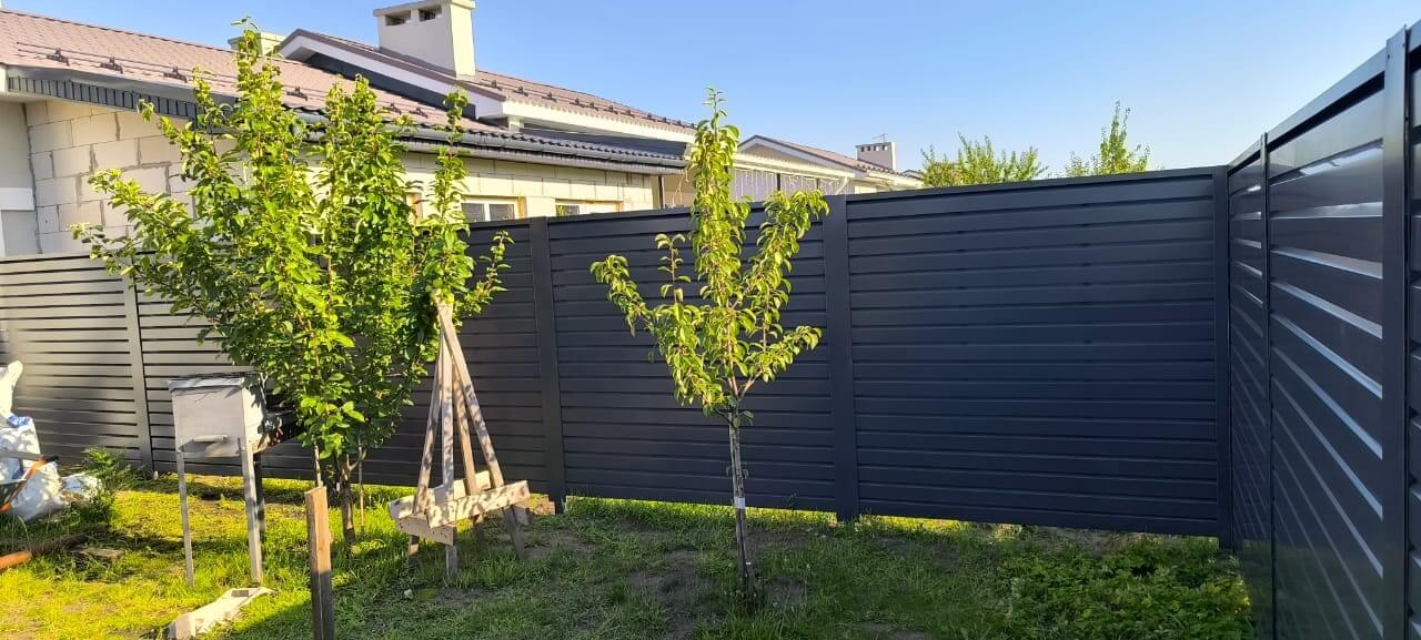 Забор-жалюзи из ламелей Хай-Тек 62м RAL7024/7024 Серый Графит двусторонний фото 4 в Нижнем Новгороде