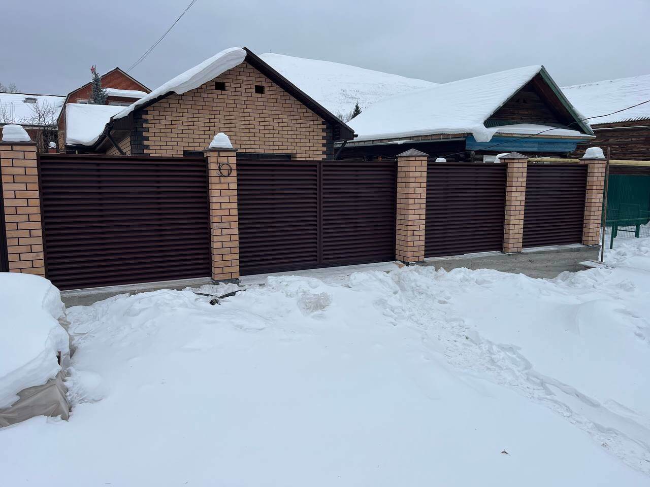 Забор-жалюзи из ламелей ЭКО-Z 87м RAL8017/8017 Шоколад двусторонний МАТТЕ фото 3 в Нижнем Новгороде
