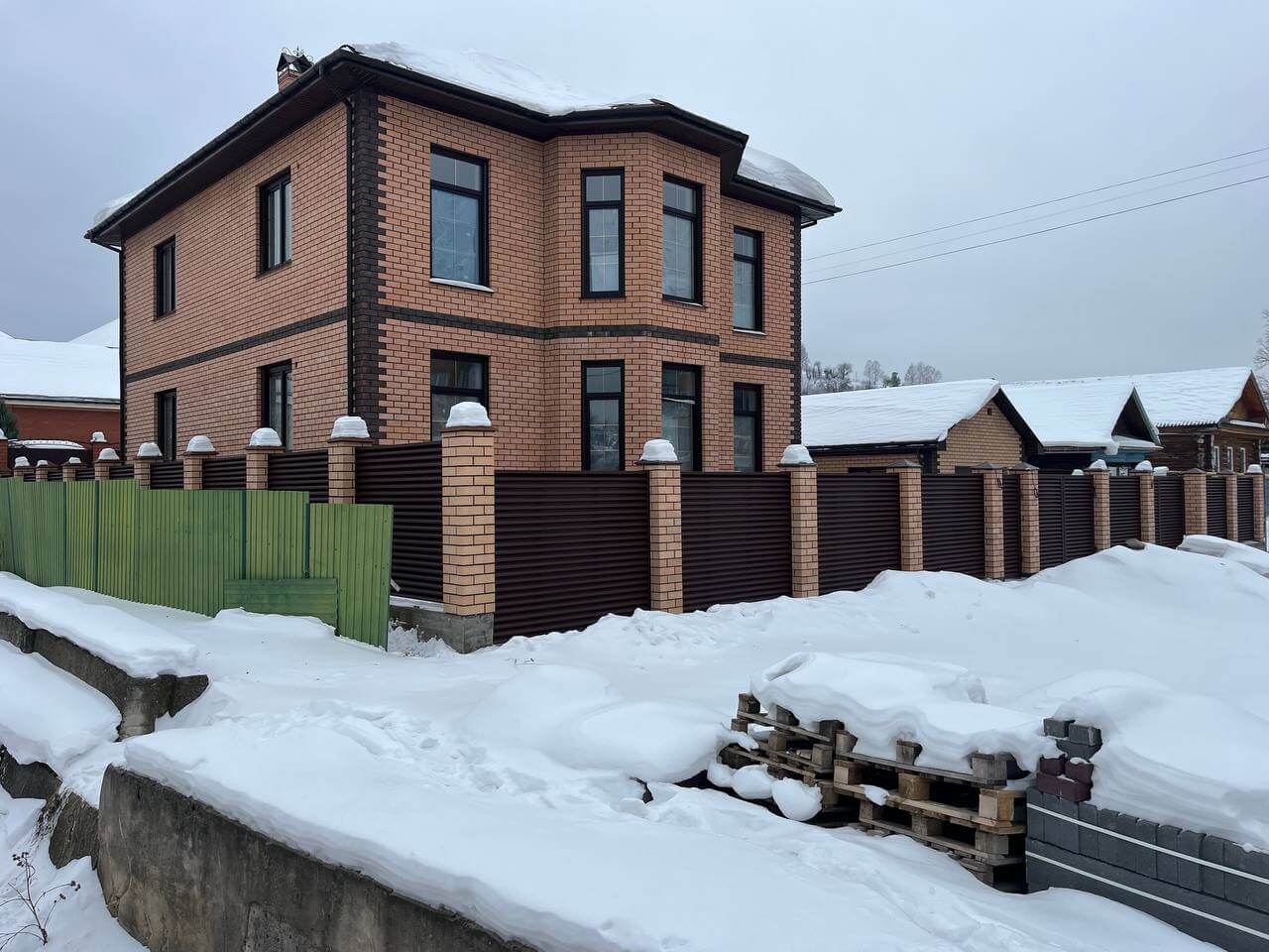 Забор-жалюзи из ламелей ЭКО-Z 87м RAL8017/8017 Шоколад двусторонний МАТТЕ фото 12 в Нижнем Новгороде