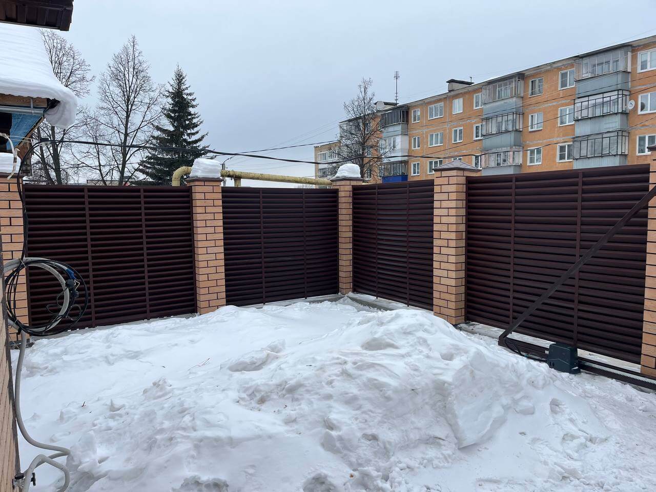 Забор-жалюзи из ламелей ЭКО-Z 87м RAL8017/8017 Шоколад двусторонний МАТТЕ фото 11 в Нижнем Новгороде