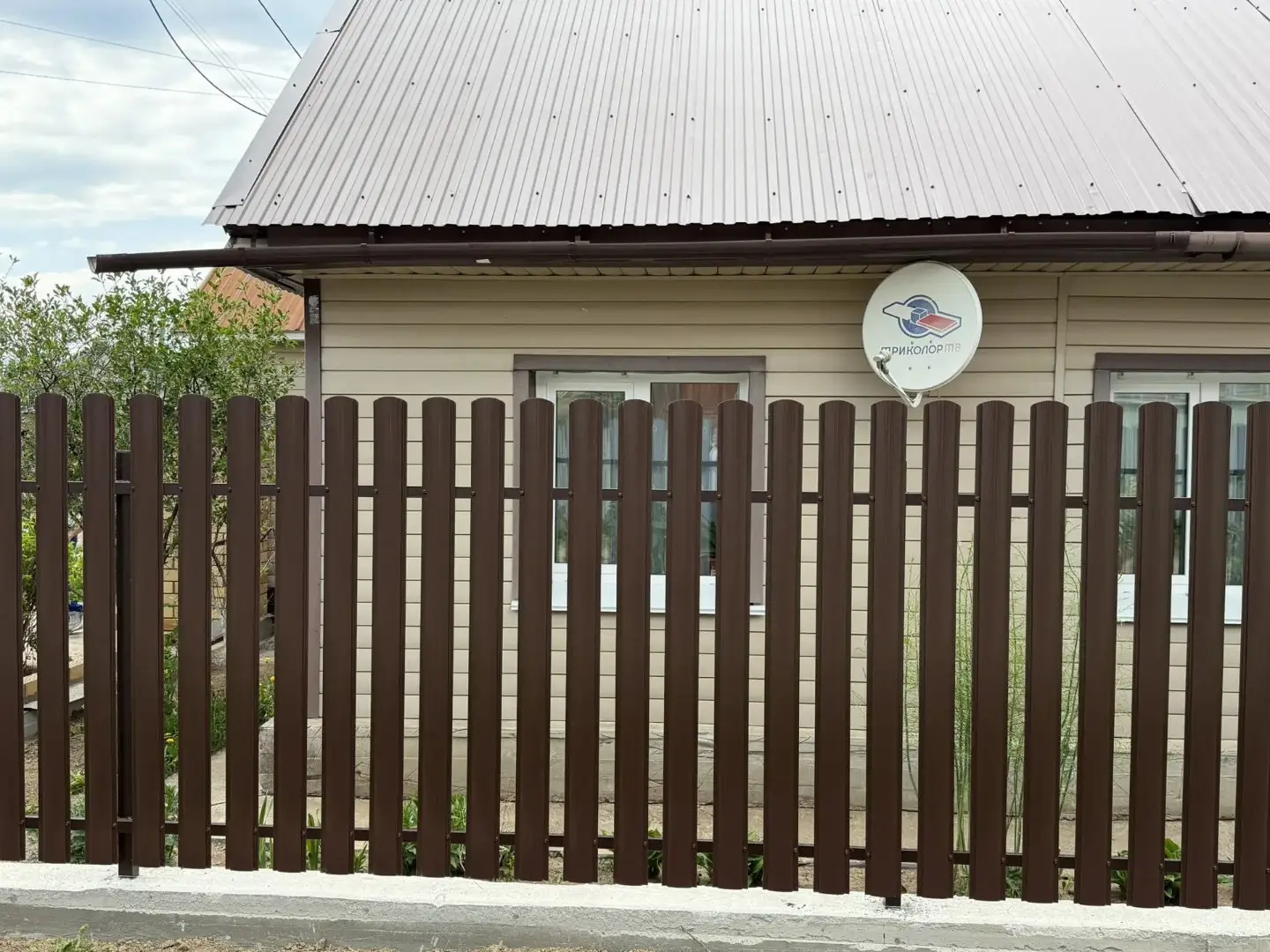 Комбинированный забор из ламелей ЭКО-Z-US и евроштакетника 18м RAL8017 Шоколад МАТТЕ, Полиэстер фото 3 в Нижнем Новгороде