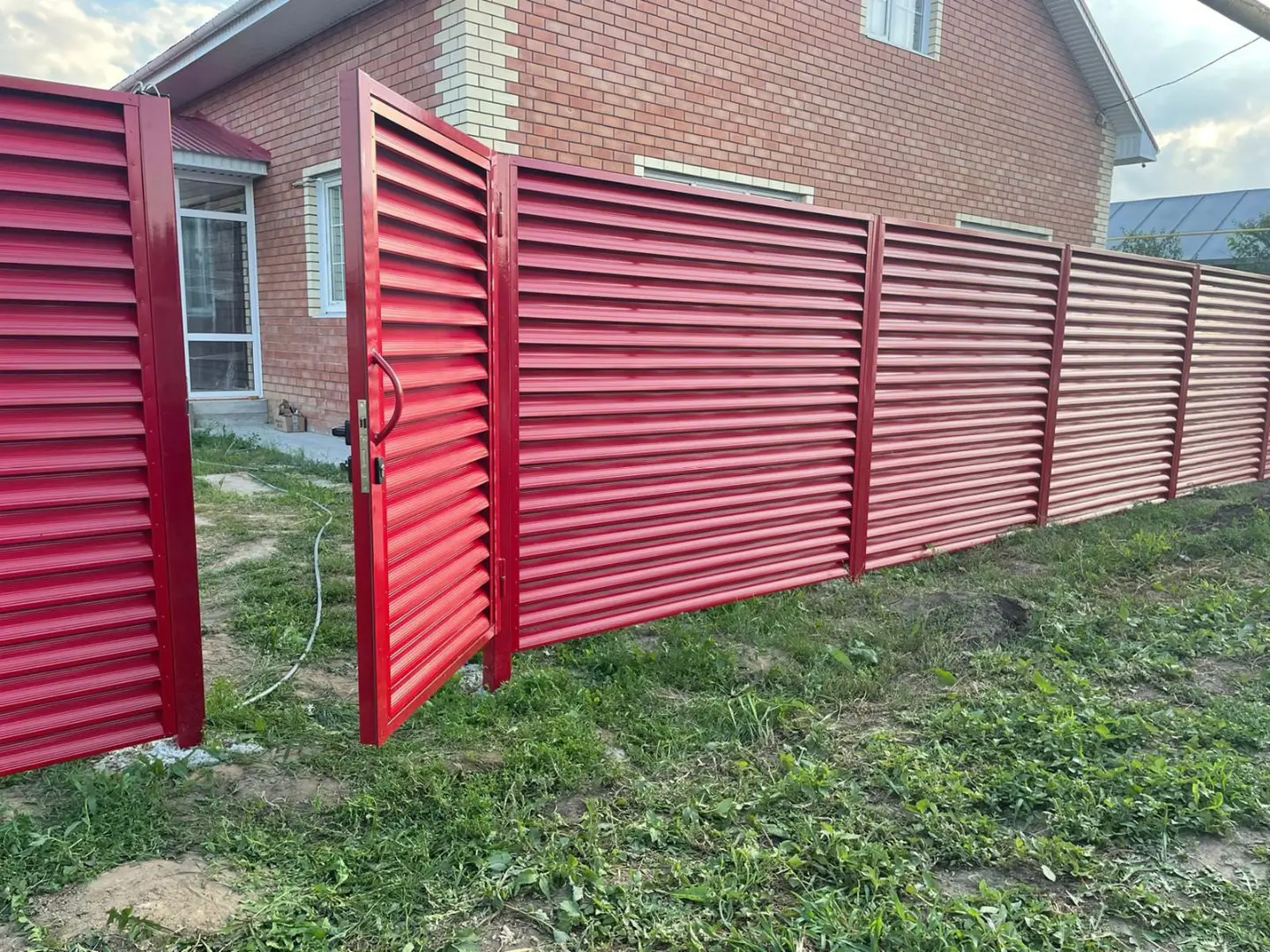 Забор-жалюзи из ламелей Еврожалюзи 24м RAL3003 Рубин фото 6 в Нижнем Новгороде