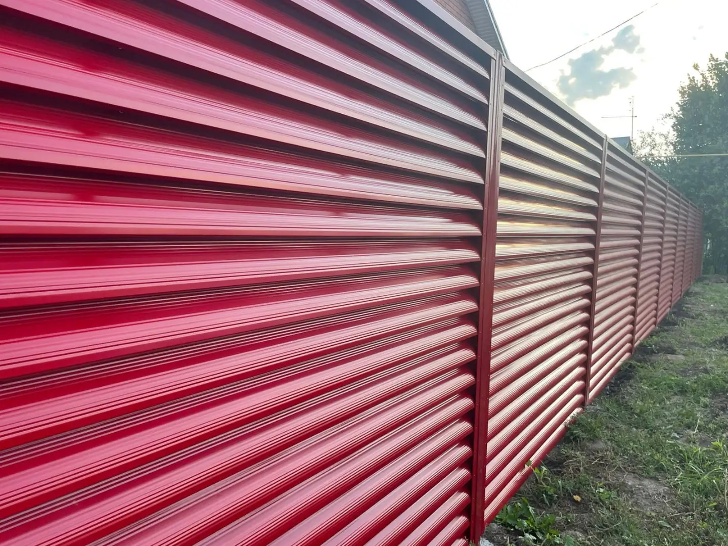 Забор-жалюзи из ламелей Еврожалюзи 24м RAL3003 Рубин фото 4 в Нижнем Новгороде