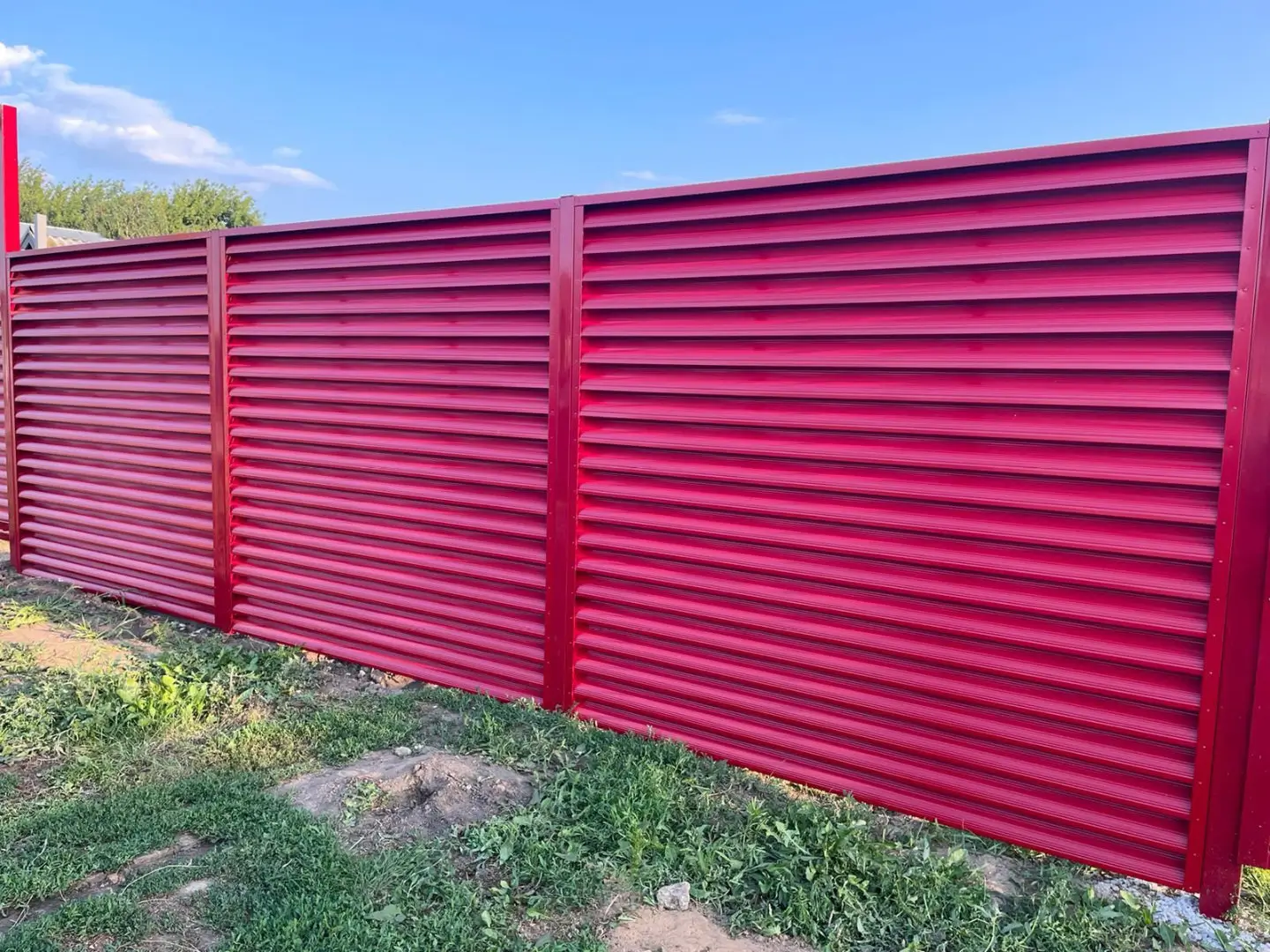 Забор-жалюзи из ламелей Еврожалюзи 24м RAL3003 Рубин фото 2 в Нижнем Новгороде