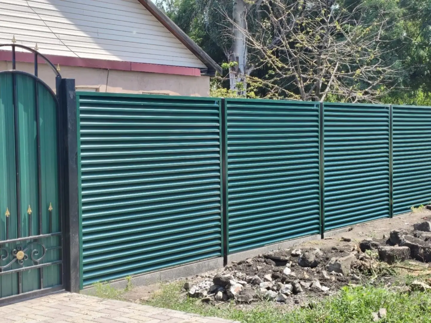 Забор-жалюзи из ламелей ЭКО-Z 24м RAL6005 Зеленый Мох фото 2 в Нижнем Новгороде