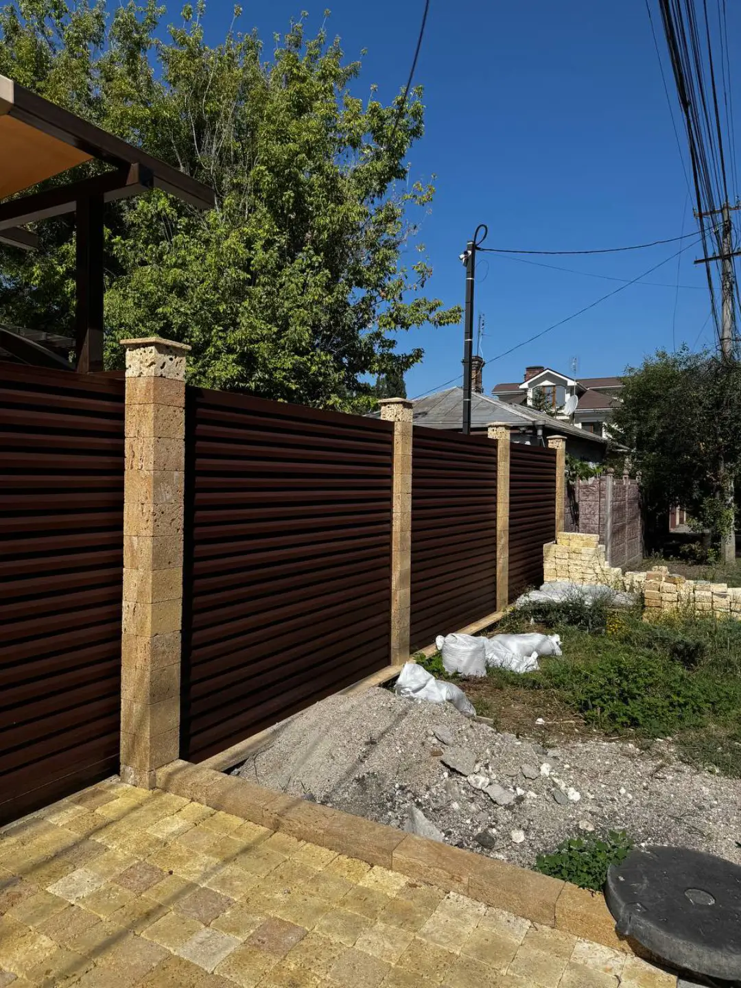 Забор-жалюзи из ламелей Реснички 12м RAL8017 Шоколад МАТТЕ фото 6 в Нижнем Новгороде