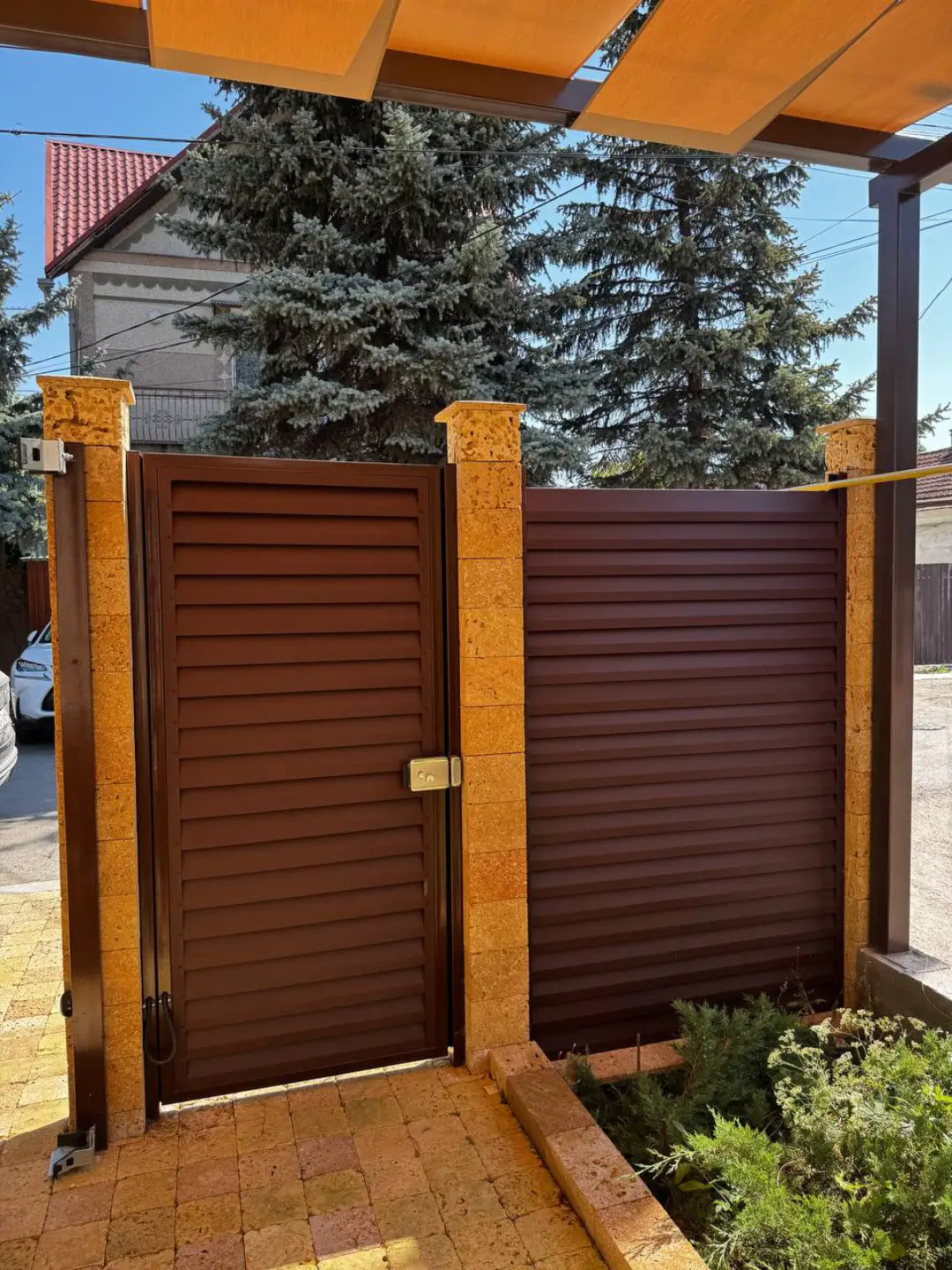Забор-жалюзи из ламелей Реснички 12м RAL8017 Шоколад МАТТЕ фото 1 в Нижнем Новгороде